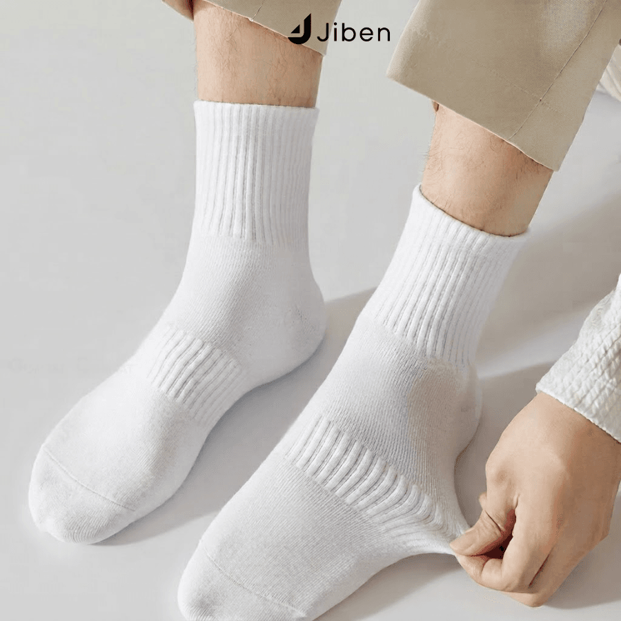 Đôi chân mang tất trắng JIBEN cổ cao với thiết kế gân dọc, phù hợp sử dụng trong thời tiết lạnh